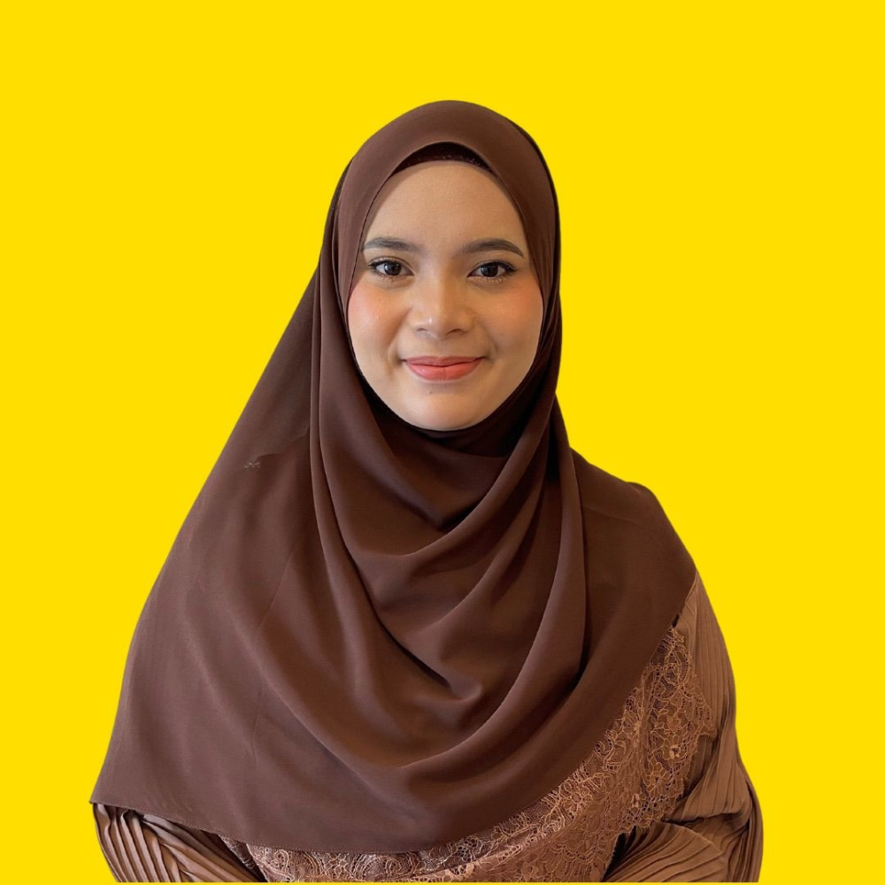 Inspired by her mother's delicious brownie recipe, Munirah showcases her brownies from Muny Munch Bakery on TikTok Live. — Picture courtesy of TikTok Shop.