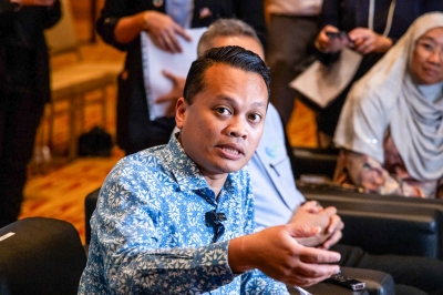 Nik Nazmi: Malaysia sends 10 more containers of aid to Gaza - Vimarsana News