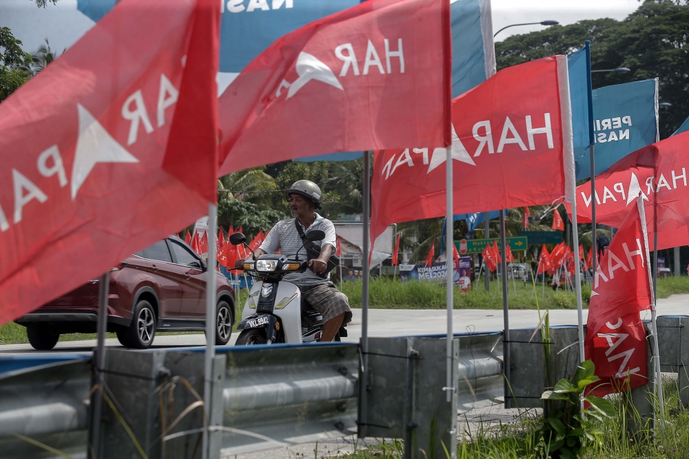 Conventionally, Pakatan Harapan attracts the ethnic Chinese, Indians and progressive urban Malays while PN has a stronger Malay following. — Picture by Sayuti Zainudin