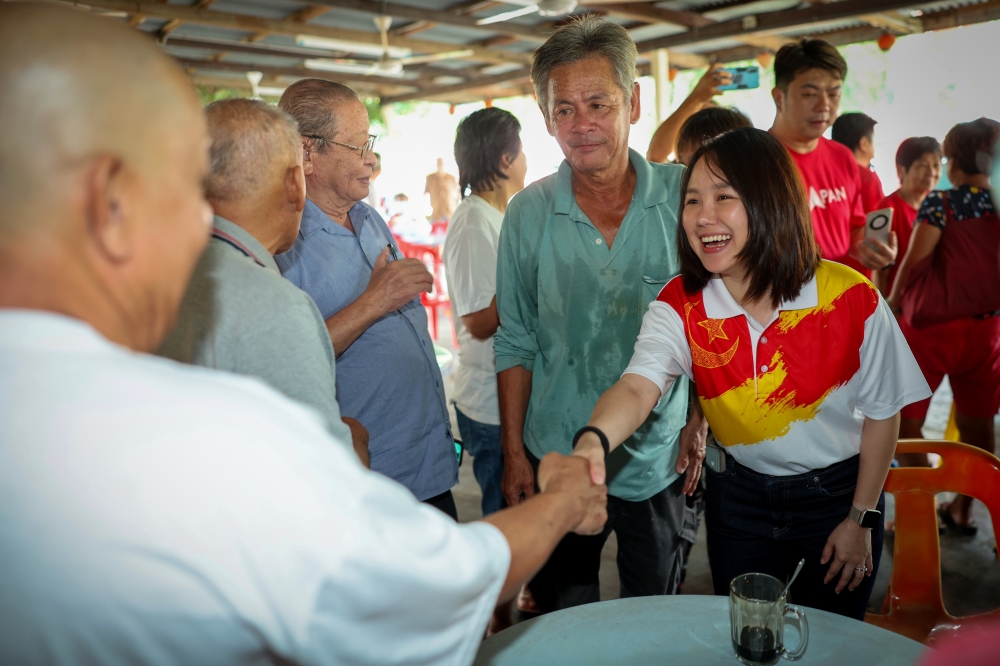 Pakatan Harapan candidate Pang Sock Tao during a walkabout in Hulu Selangor May 8, 2024. ― Bernama pic