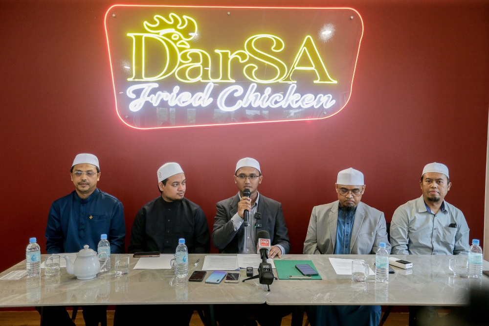 Chief executive officer of DarSa Fried Chicken Mohammad Faiz Zuhdi speaks during a special press conference at the outlet in Bukit Beruntung May 10, 2024. ― Picture by Sayuti Zainudin