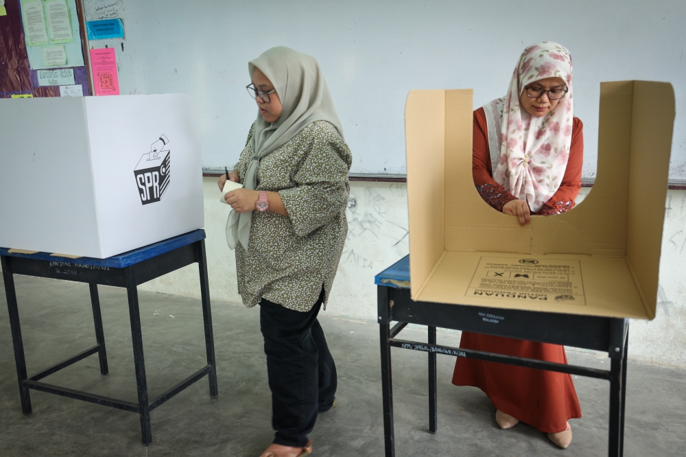 Election Commission staff make preparations at the SMK Ampang Pecah polling station in conjunction with the Kuala Kubu Baru by-election May 10, 2024. — Bernama pic