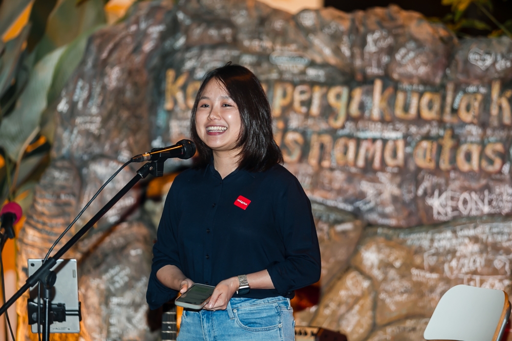 Pakatan Harapan Candidate Pang Sock Tao addresses the public during a talk in Kuala Kubu Baru May 6, 2024. — Picture By Raymond Manuel