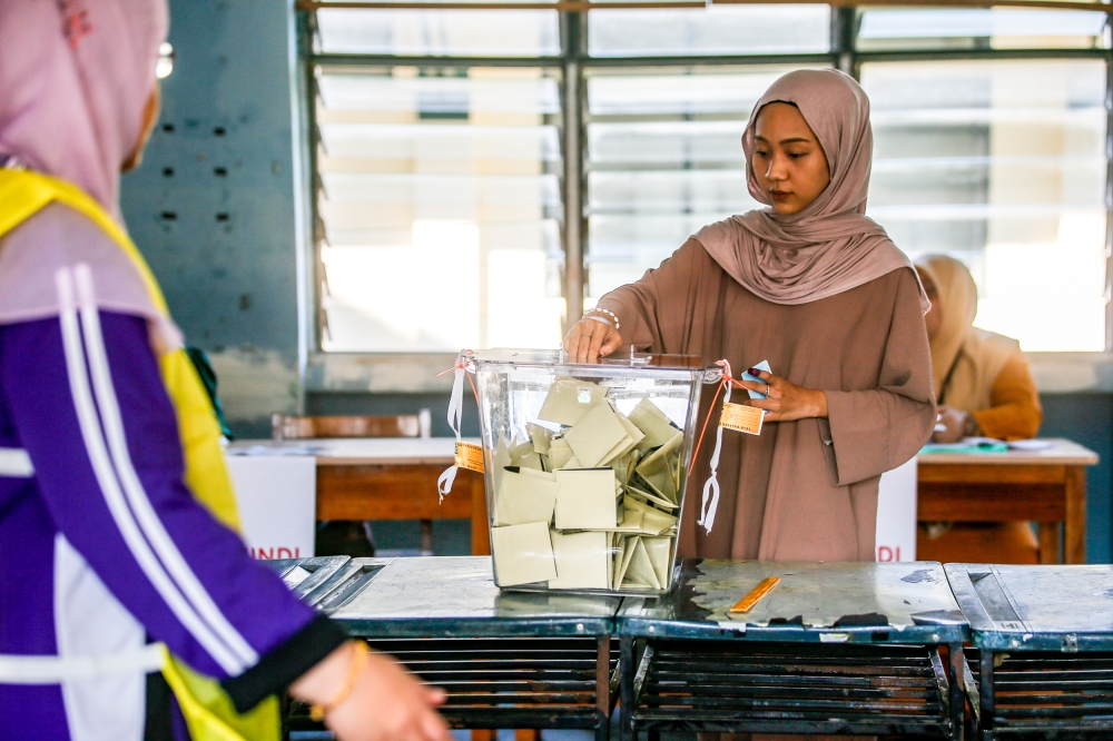 A woman casts her vote at SMK Ampang Pecah in Kuala Kubu Baru May 11, 2024. ― Picture by Hari Anggara