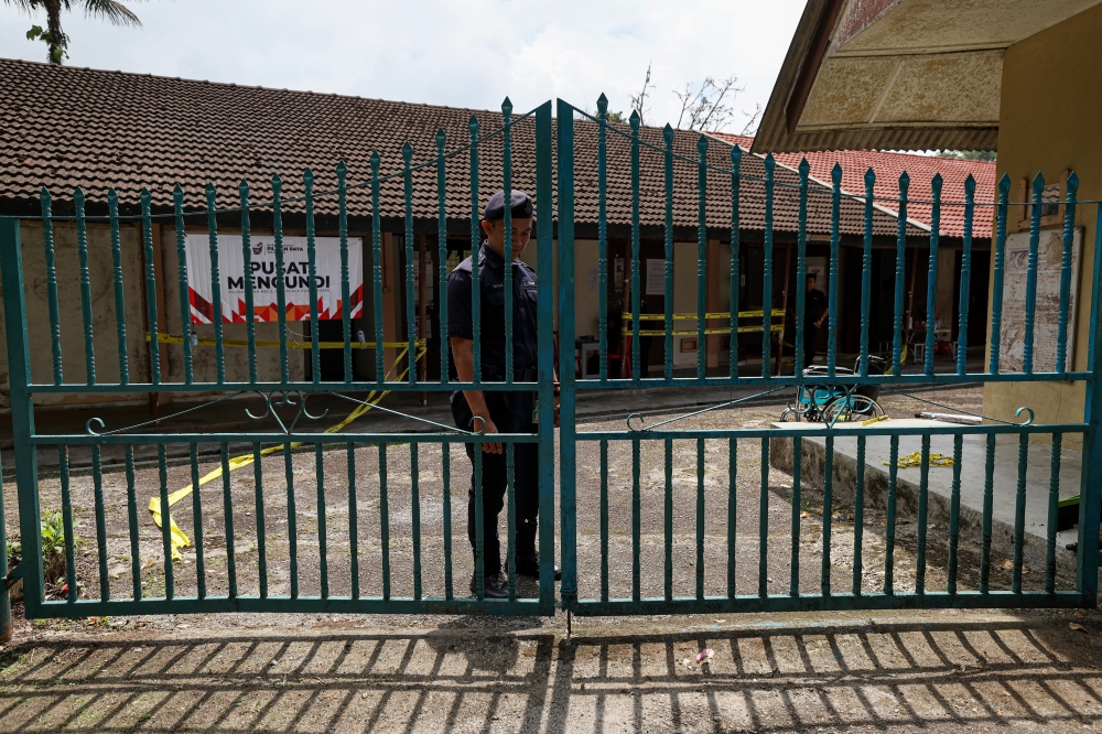 The polling centre for the Kuala Kubu Baru (KKB) state by-election at Sekolah Jenis Kebangsaan Cina (SJKC) Bukit Fraser was closed at 2pm today. — Bernama pic