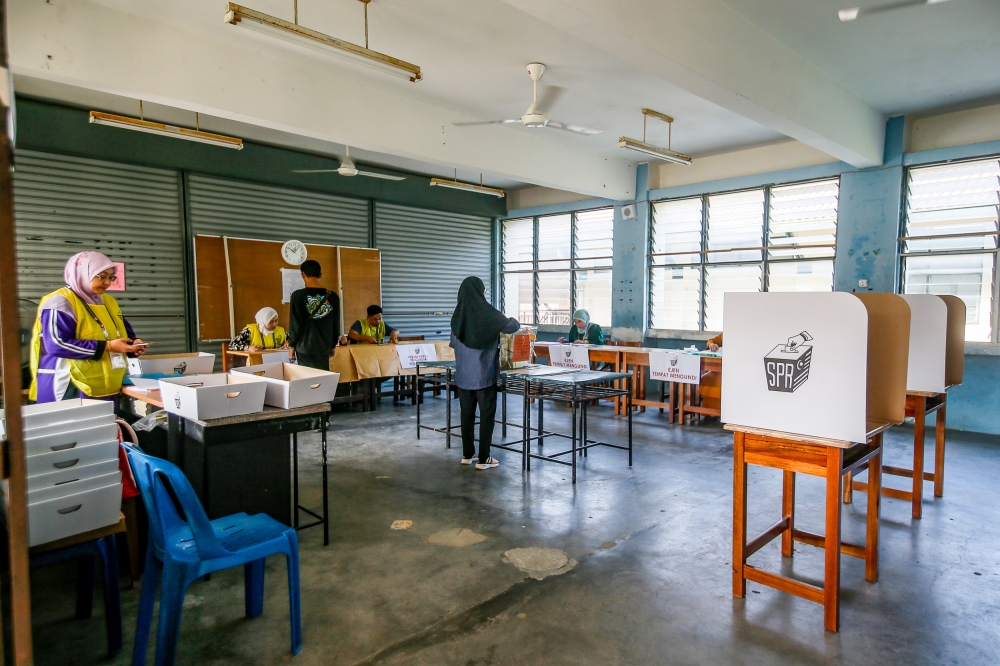 People casting their votes at SMK Ampang Pecah in Kuala Kubu Bharu May 11, 2024. —  Picture by Hari Anggara.