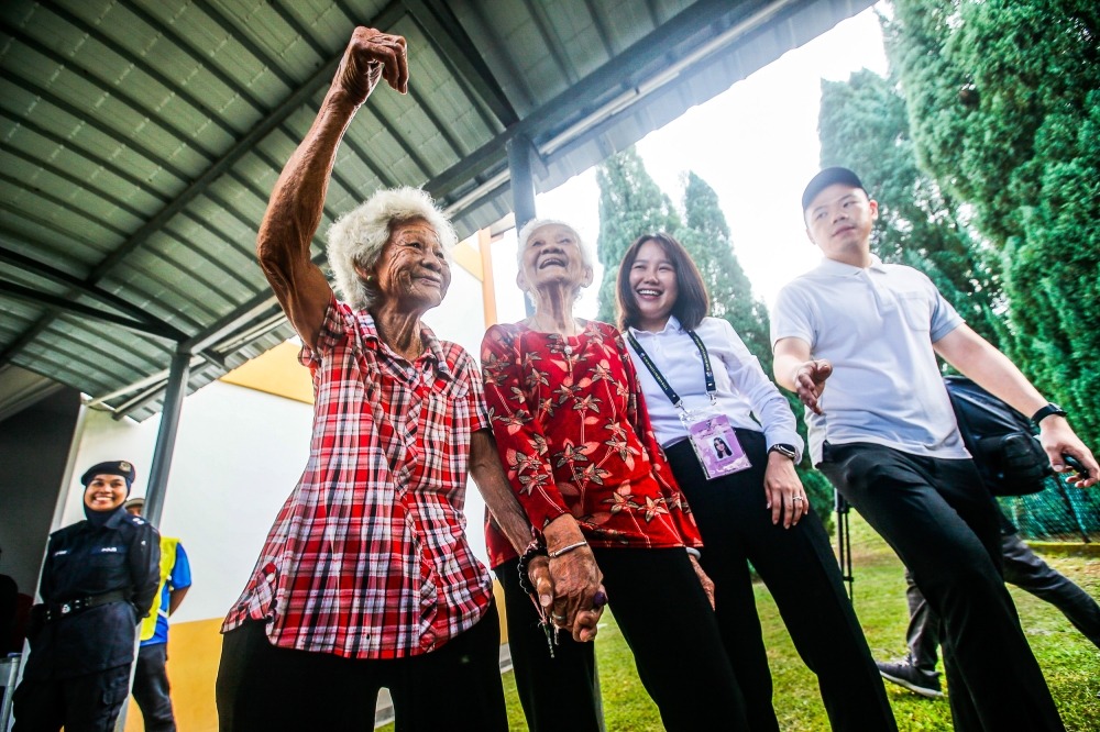 PH candidate for the Kuala Kubu Baru by-election, Pang Sock Tao (right) is pictured mingling with the voters at SJKC Khing Ming  in Kuala Kubu Bharu May 11, 2024. — Picture by Hari Anggara.