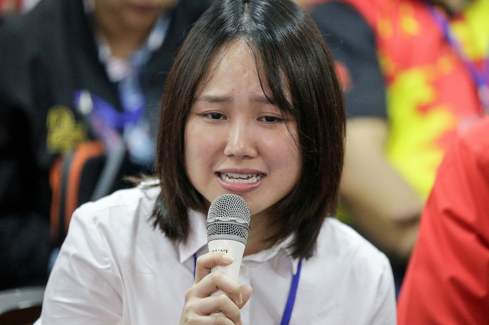 Newly-elected Assemblymen Pang Sock Tao speaking to the press after the announcement of the winner of N.06 Kuala Kubu Bharu By-Election here at Kuala Kubu Bharu Umno office. — Picture by Sayuti Zainudin
