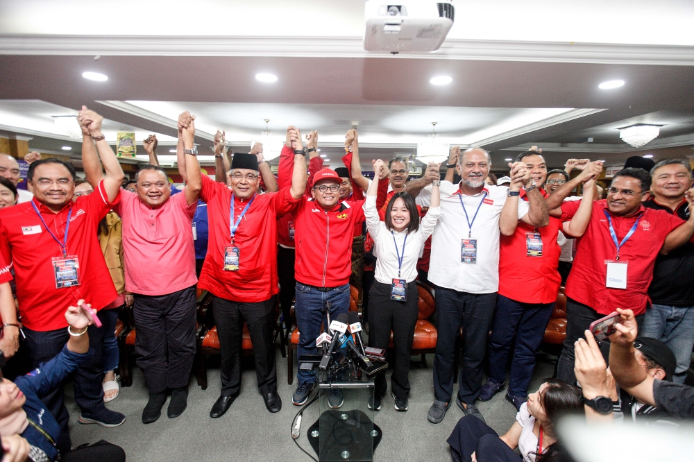 Selangor Pakatan Harapan Chairman Datuk Seri Amiruddin Shari (centre) along with newly-elected Assemblymen Pang Sock Tao (fourth right) and other party member cheering after the announcement of the winner of the N.06 Kuala Kubu Bharu By-Election at Kuala Kubu Bharu Umno office. Picture by Sayuti Zainudin