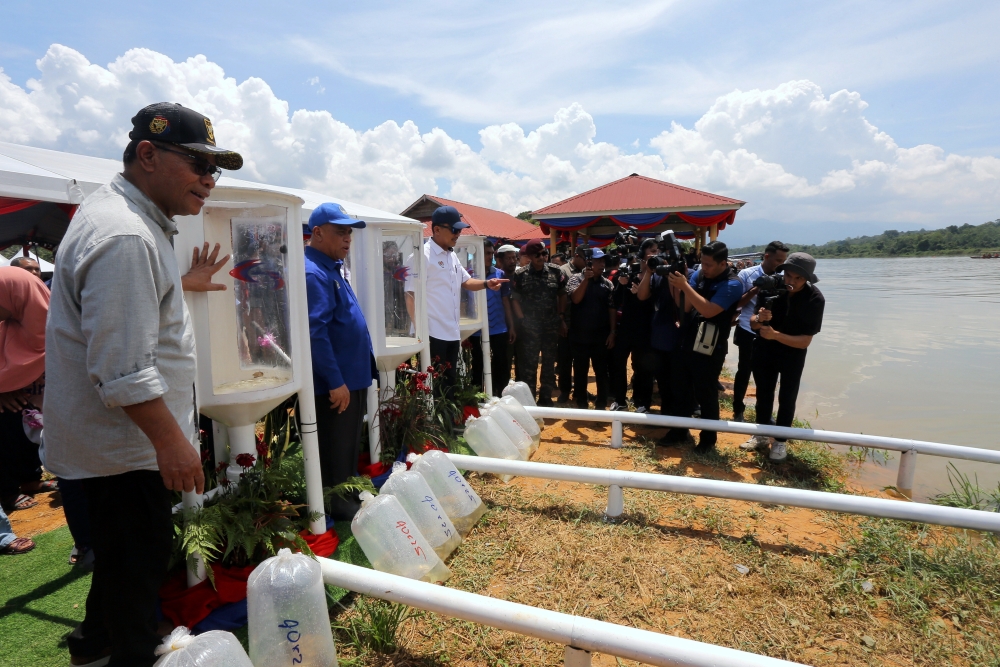 Home Minister Datuk Seri Saifuddin Nasution Ismail (left) attends the launch of Kampung Beng as the Home Ministry’s Madani Village May 12, 2024, in the presence of Perak Menteri Besar Datuk Seri Saarani Mohamad, Deputy Home Minister Datuk Seri Shamsul Anuar Nasarah and Inspector-General of Police Tan Sri Razarudin Husain. — Bernama pic