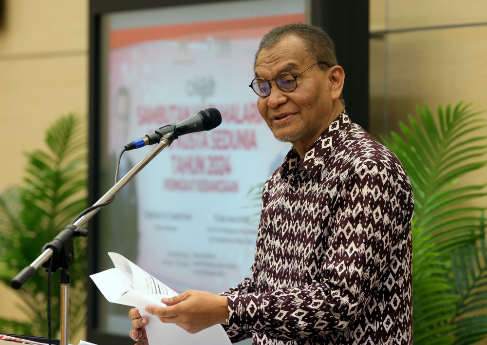 Health Minister Datuk Seri Dzulkefly Ahmad, has  expressed his commitment to resolving the issues faced by nurses in the country, particularly concerning their salaries and welfare. — Bernama pic