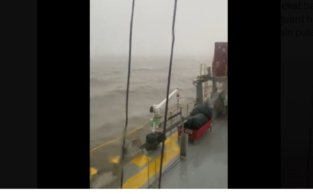 Previously, a message on the X application of @DanialDDD stated that his colleague was believed to have fallen from the ship while in the waters of Bangladesh last Wednesday and asked the public to pray to make the search and rescue operation for the victim easier. — Screen capture via X/DanialDDD