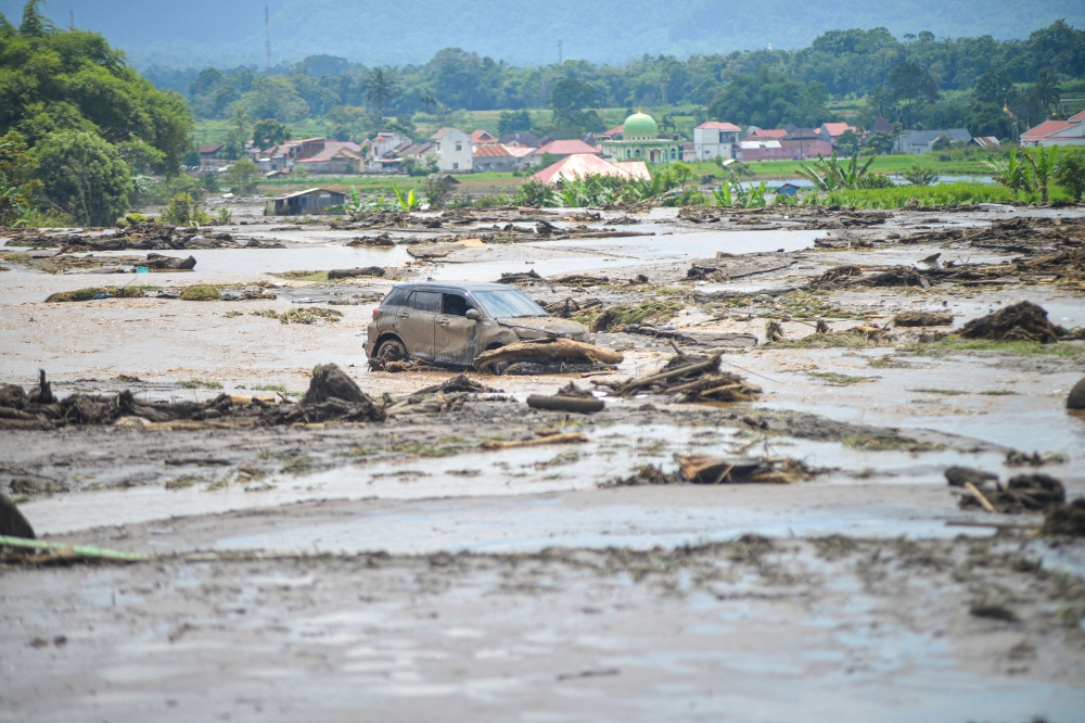 Flash floods and mud slides in Indonesia’s West Sumatra province killed at least 37 people this weekend while the search for 17 missing people is still ongoing, authorities said today. — Reuters pic/Antara Foto/Iggo El Fitra