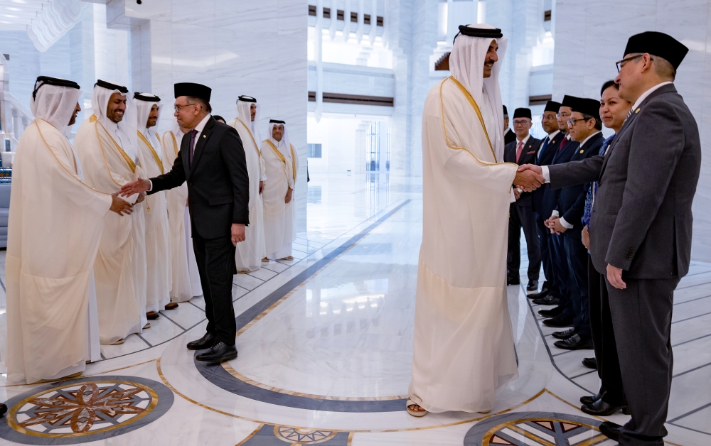 Prime Minister Datuk Seri Anwar Ibrahim together with Amir of Qatar Sheikh Tamim bin Hamad Al Thani, greets the delegation at Amiri Diwan in Doha, May 13, 2024. — Bernama pic 