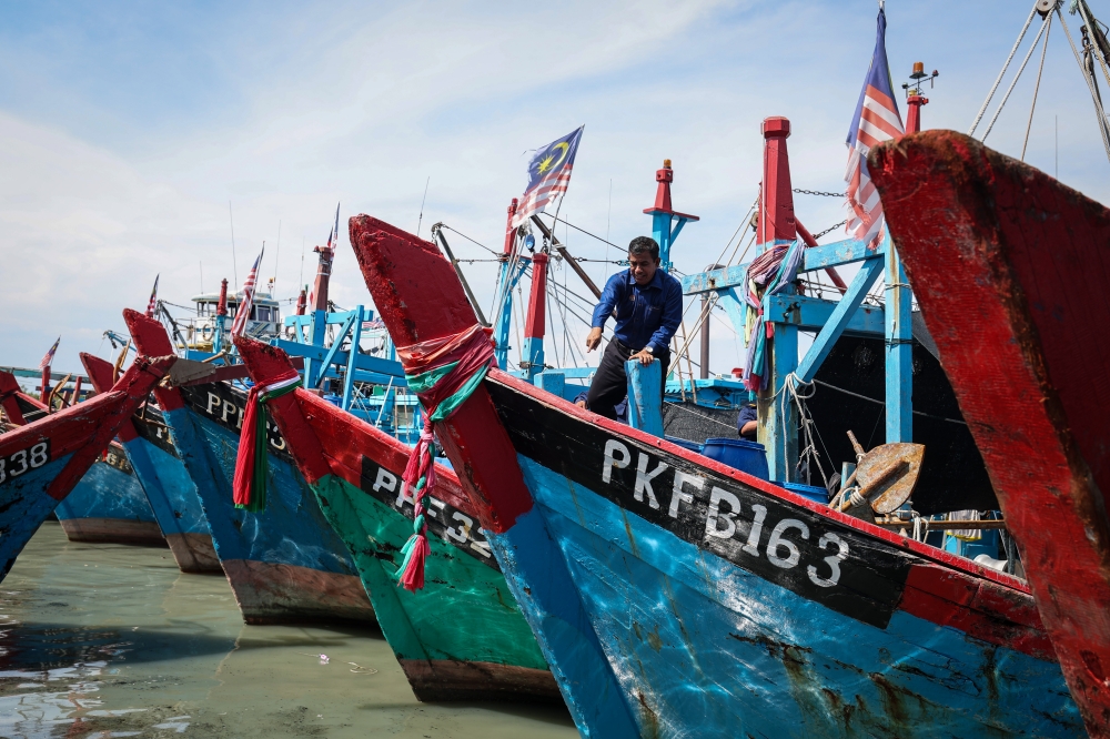 Fisheries Dept seize 10 fishing vessels, arrest 34 for encroachment in Kedah and Penang waters