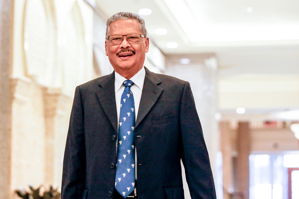 In his suit filed on July 5, 2019, Tan Sri Mohamed Apandi Ali (pic) claimed that on May 6, 2019, DAP veteran Tan Sri Lim Kit Siang had written and caused to be published an article titled ‘Dangerous fallacy to think Malaysia’s on the road to integrity’ in the Malaysiakini news portal. — File Picture by Hari Anggara