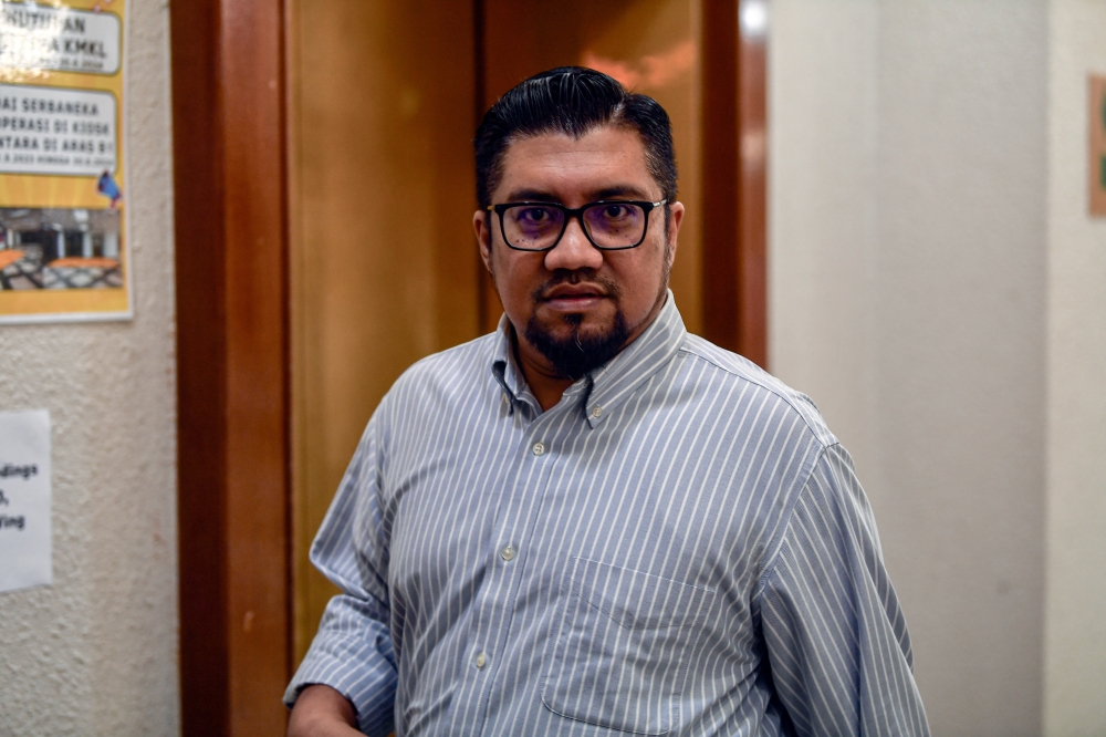 Judge Muniandy made the decision in relation to the prosecution’s application to review the Sessions Court’s decision that did not allow a speech ban order for Badrul Hisham Shaharin or Chegu Bard to issue any comments or statements for the charge of issuing defamatory statements against the Yang di-Pertuan Agong that Badrul Hisham was facing. — Bernama pic 