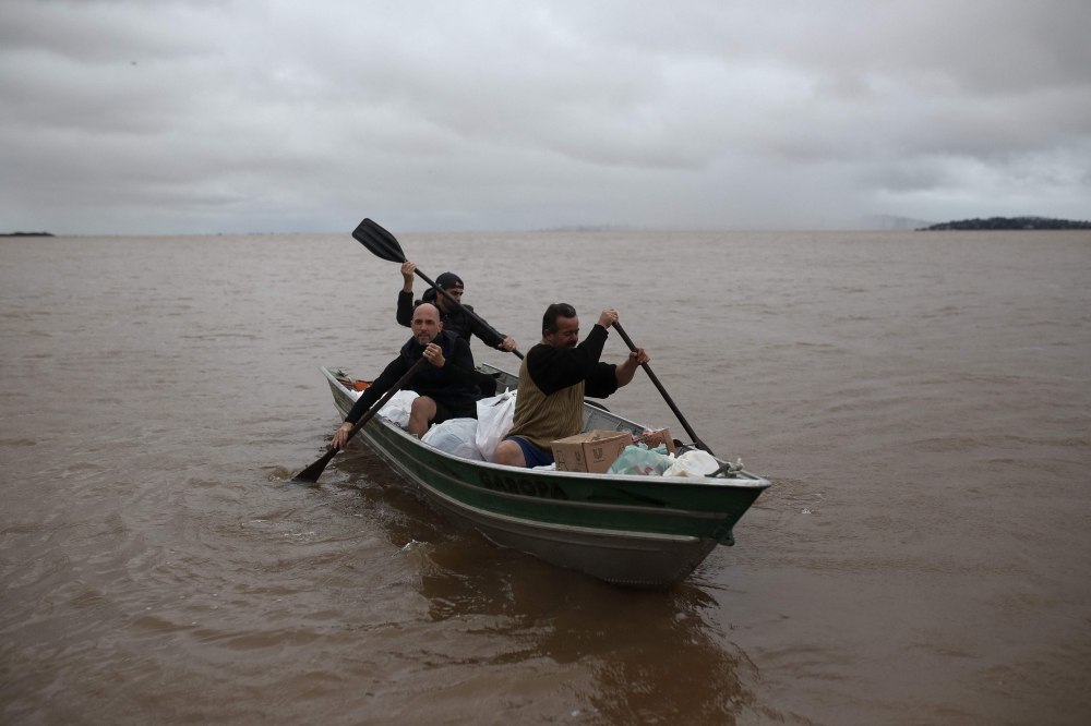 Volunteers transport donations to be taken to Guaiba for flood victims in Porto Alegre. — AFP pic
