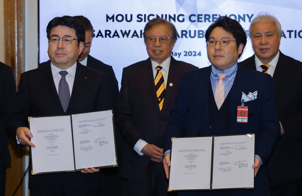 Sarawak Premier Tan Sri Abang Johari Tun Openg witnesses the memorandum of understanding between Marubeni CEO Yoshiaki Yokota and InvestSarawak CEO Timothy Ong in Kuching May 15, 2024. — Bernama pic