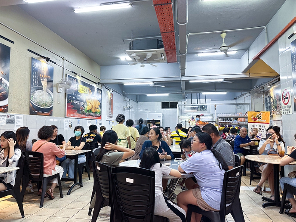 The dinner weekend crowd at Sam Ma Chicken Rice can be quite intimidating but the table turnover is fast as most diners don't linger