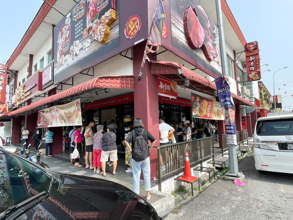 As the time gets nearer to 10am, the queue for the peanut candy snakes out to the exterior of Sin Weng Fai