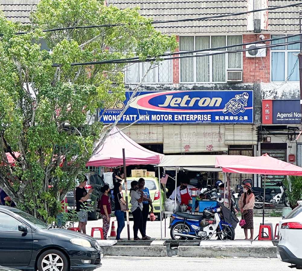 Waze to Cendol Mari's location and you will find the mobile stall under the canopy