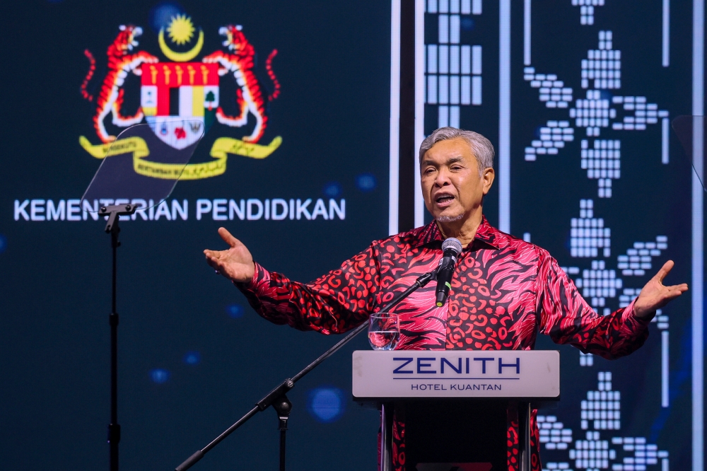 The government will ensure that low-density, rural and interior areas are provided with sufficient internet coverage, to facilitate students to learn online, said Deputy Prime Minister Datuk Seri Dr Ahmad Zahid Hamidi. — Bernama pic
