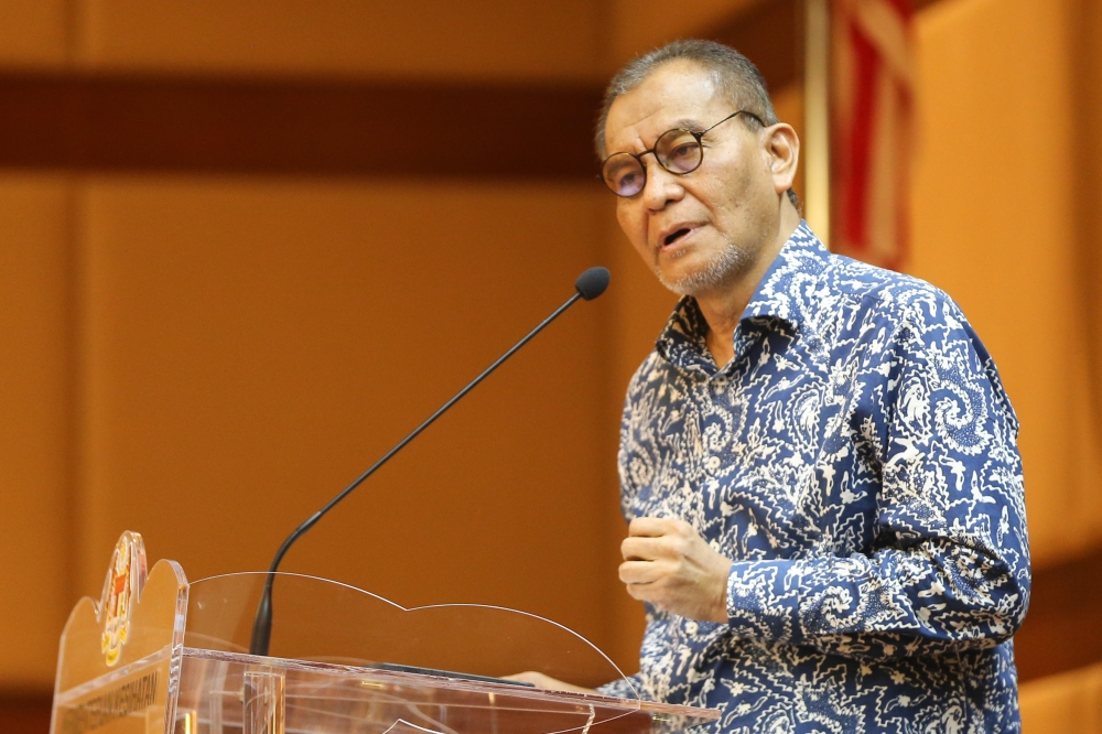 Health Minister Datuk Seri Dzulkefly Ahmad today said that the government will wage a war against sugar through a major campaign as the National Health and Morbidity Survey 2023 revealed that the number of adults who were overweight or living with obesity was on the rise in Malaysia. — Picture by Miera Zulyana