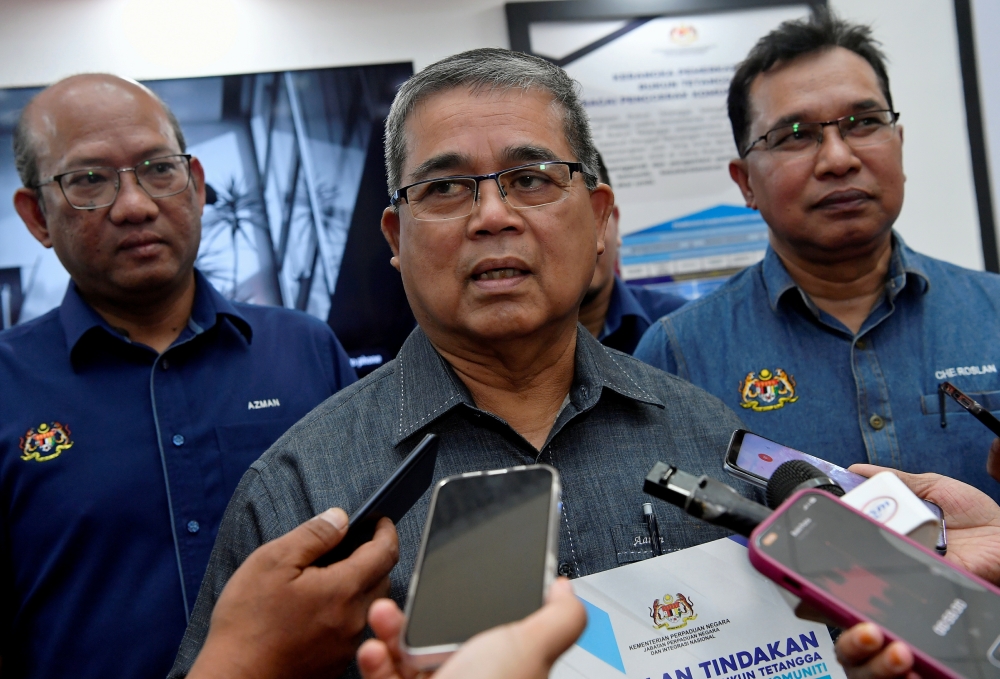 National Unity Minister Datuk Aaron Ago Dagang stated that to date, 189 SRNs have been registered in IHLs nationwide, to serve as national integration platforms. — Bernama pic