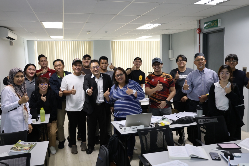 Chong (eighth from left) is seen in a photo call with course attendees. — The Borneo Post pic