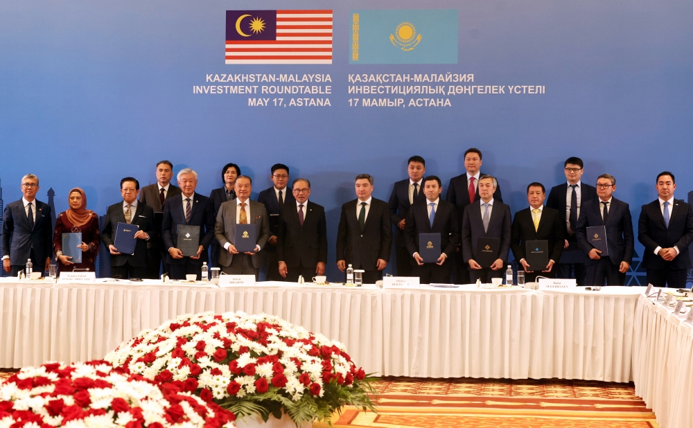 Prime Minister Datuk Seri Anwar Ibrahim and his Kazakh counterpart Olzhas Bektenov (9th, right) witness the exchange of several Memorandums of Understanding (MoUs) involving relevant government agencies and companies from both sides during the Kazakhstan-Malaysia Investment Rountable meeting in Astana, May 17, 2024. — Bernama pic 