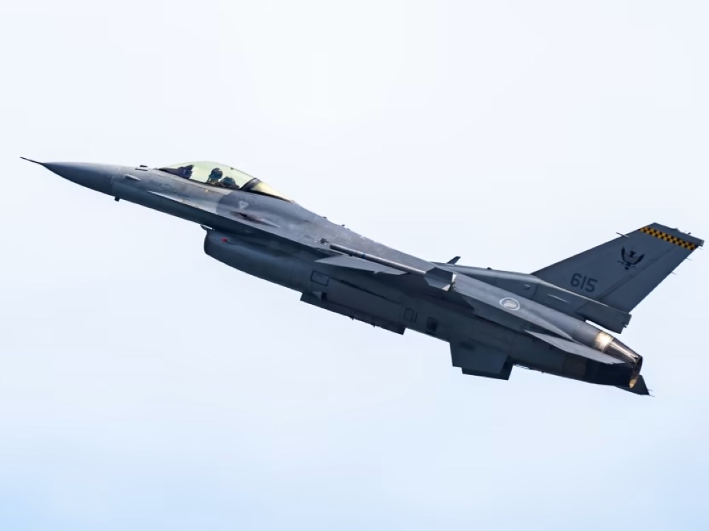 The Republic of Singapore Air Force's F-16C fighter jet. — Singapore Airshow 2022 pic via TODAY