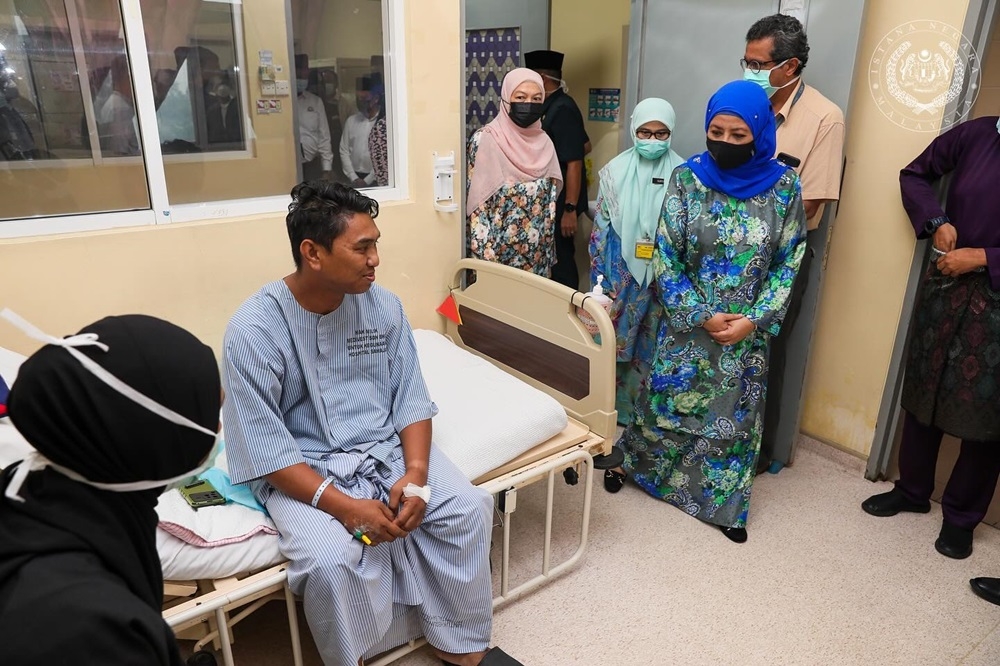 Her Majesty Raja Zarith Sofiah, Queen of Malaysia, today visited Corporal Mohd Hasif Roslan, the policeman who was injured in yesterday’s attack on the Ulu Tiram police station. — Picture via Facebook/Sultan Ibrahim Sultan Iskandar 