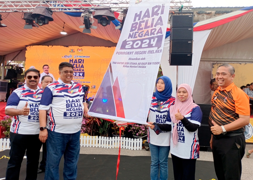 Melaka Chief Minister Datuk Seri Ab Rauf Yusoh (second from left) during the officiation gimmick for the state-level National Youth Day 2024 celebration at Jasin Mini Stadium on May 18, 2024. — Bernama pic