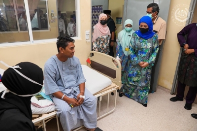 Queen visits injured Ulu Tiram policeman at Sultan Ismail Hospital