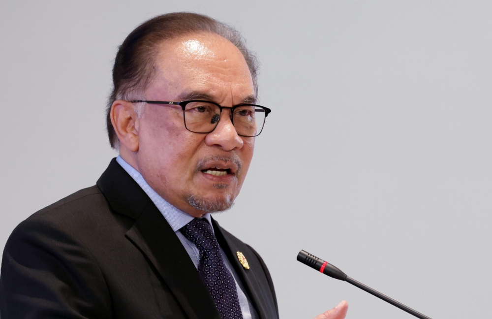 Prime Minister Datuk Seri Anwar Ibrahim delivers his speech during Uzbekistan-Malaysia Business Forum held at the Samarkand Silk Road Tourism Complex in Samarkand May 18, 2024. — Bernama pic
