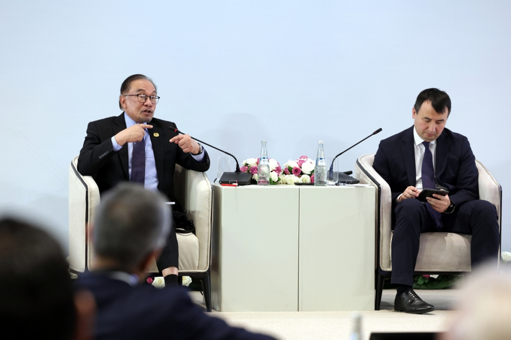 Prime Minister Datuk Seri Anwar Ibrahim (left) responding to questions posed by businessmen at the Uzbekistan-Malaysia Business Forum held at the Samarkand Silk Road Tourism Complex in Samarkand May 18, 2024. — Bernama pic