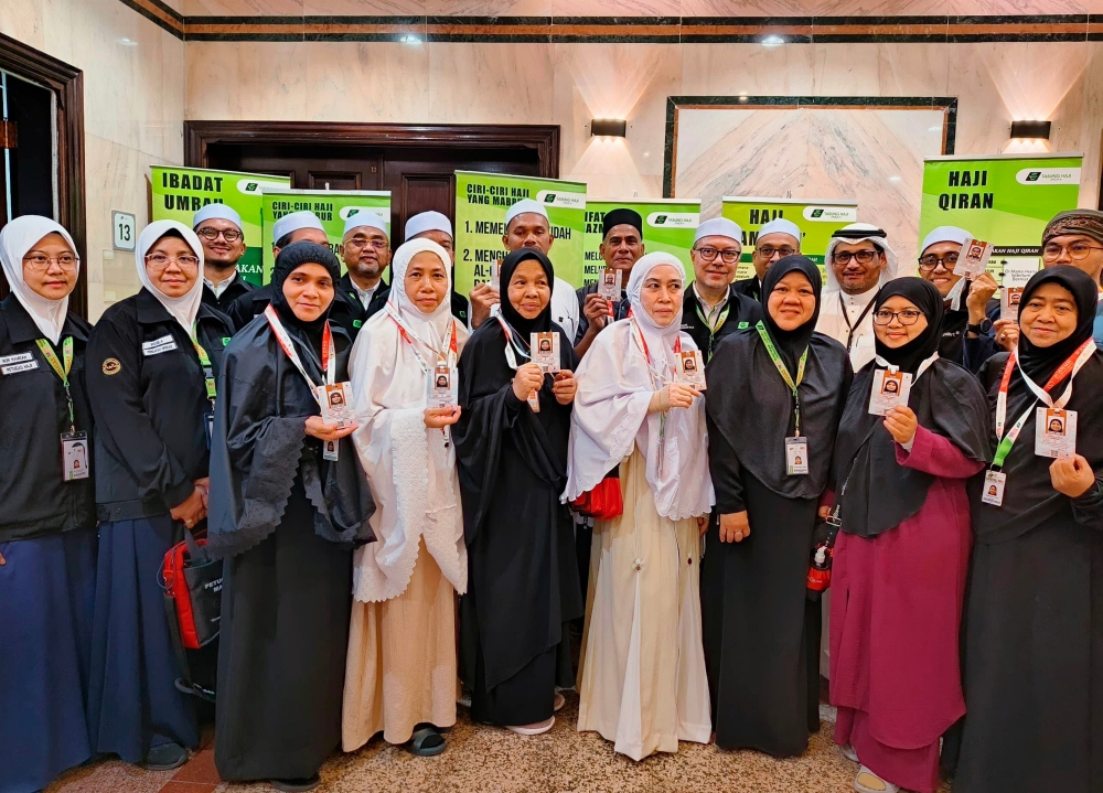Malaysia has once again made significant strides in Haj management by becoming one of the first countries to distribute the Nusuk Haj Card, an official identification card for the 1445H/2024 season, starting yesterday. — Bernama pic