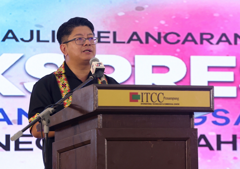 Minister of Entrepreneur Development and Cooperatives Datuk Ewon Benedick emphasised that true patriotism should be demonstrated through tangible contributions to the nation’s progress, particularly in economic spheres, rather than mere expressions of emotion. — Bernama pic