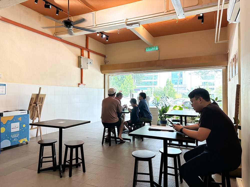 The eatery is a simple set-up where you can enjoy savoury food and indulge in ice cream and desserts like waffles and fried ice cream.