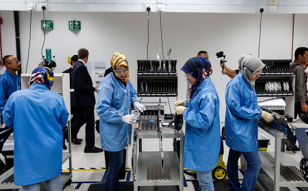 Chief statistician Datuk Seri Mohd Uzir Mahidin said the higher capacity rate led to a 2.1 per cent year-on-year (y-o-y) increase in the Industrial Production Index (IPI) for the manufacturing industry during the quarter. — Picture by Sayuti Zainudin