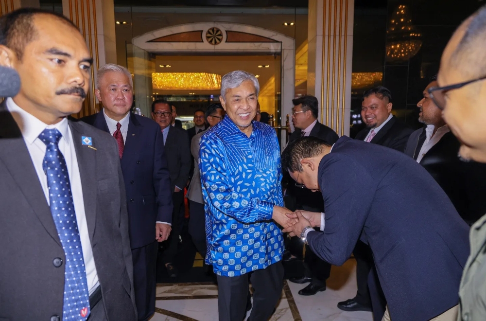 A post on Facebook stated that Deputy Prime Minister Datuk Seri Ahmad Zahid Hamidi was welcomed upon arrival by Deputy Foreign Minister Datuk Mohamad Alamin, Malaysian Consul-General in Hong Kong Muzambli Markam and consulate staff. — Picture from Facebook/Zahid Hamidi 