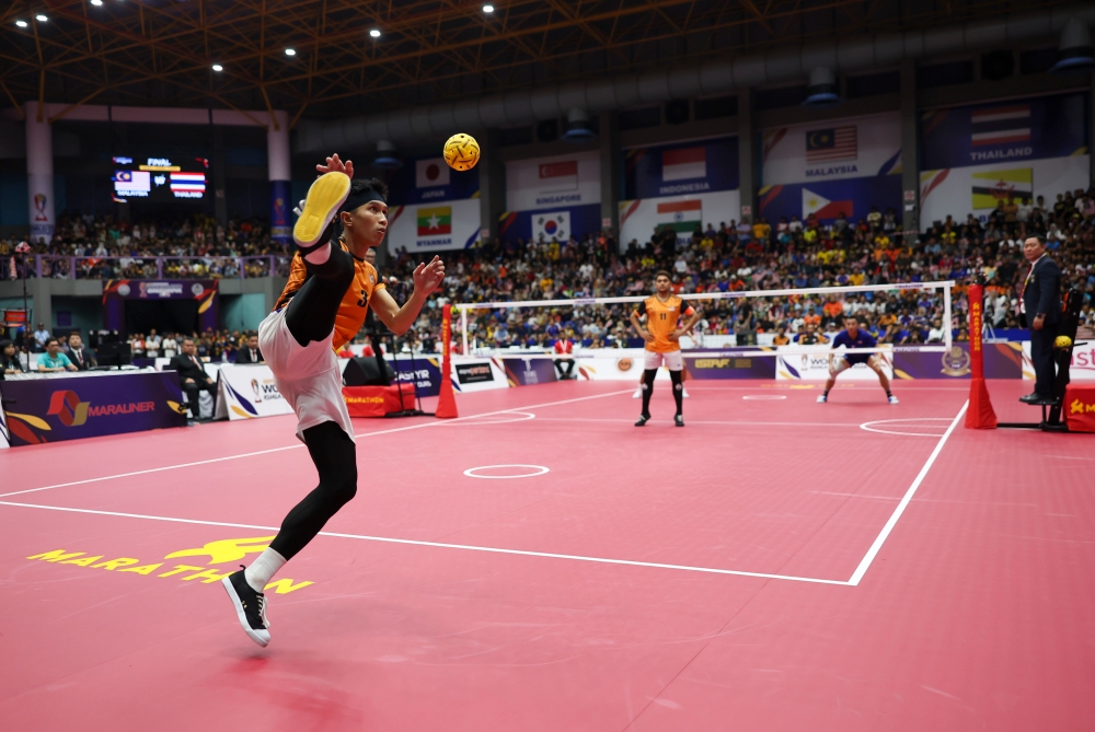 The doubles pairing of Aidil Aiman Azwawi and Muhammad Noraizat Mohd Nordin had the packed stadium enthralled as they took a 10-3 lead, but Thailand’s Seksan Tubtong and Kittiphum Sareebut managed to level the scores at 14-14 before the Malaysians eked out a 17-16 first-set win. — Bernama pic 