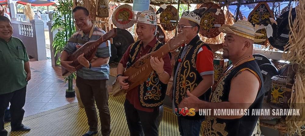Sarawak Deputy Minister of Tourism, Creative Industry and Performing Arts Datuk Snowdan Lawan (centre) playing the ‘sape’ at the opening of the two-day Get-to-know Sekapan Culture Programme, May 23, 2024 — Picture by Sarawak Public Communications Unit