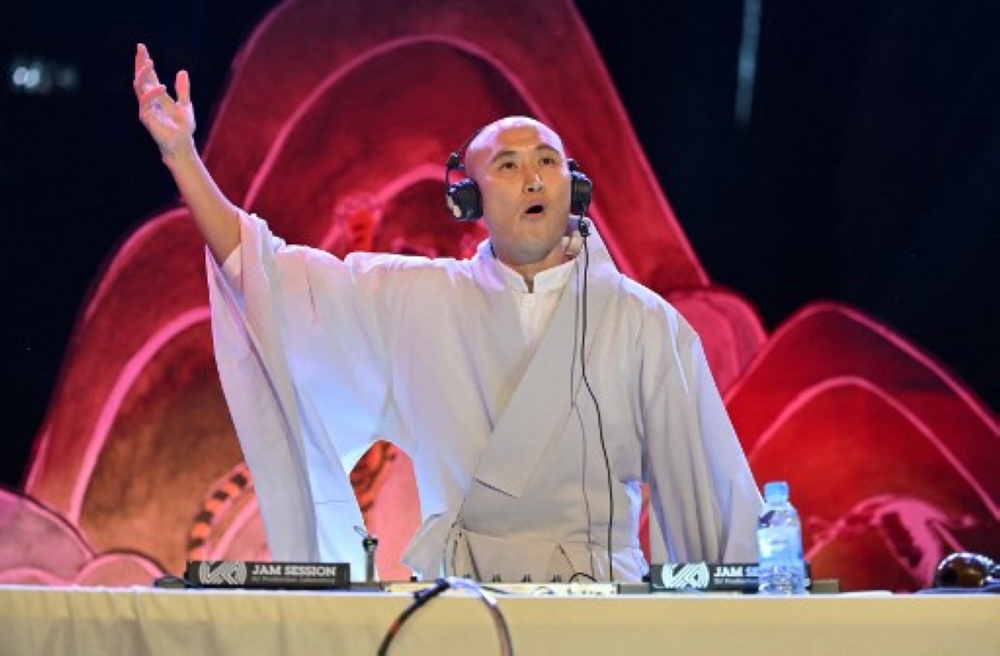 Controversial South Korean DJ ‘monk’, NewJeansNim, will avoid a ban in Singapore by performing in the city-state without his robe or any religious references, a nightclub hosting him said today. — AFP pic