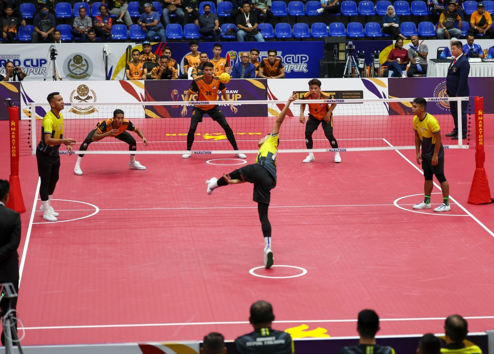 Fresh from lifting the doubles and regu titles yesterday, Ahmad Jais Baharun’s charges started on the right footing when Regu A comprising Amirul Zazwan Amir, Muhammad Haziq Hairul Nizam and Baihakki A’ripin collected the first point with a 15-11, 15-7 win. — Bernama pic 