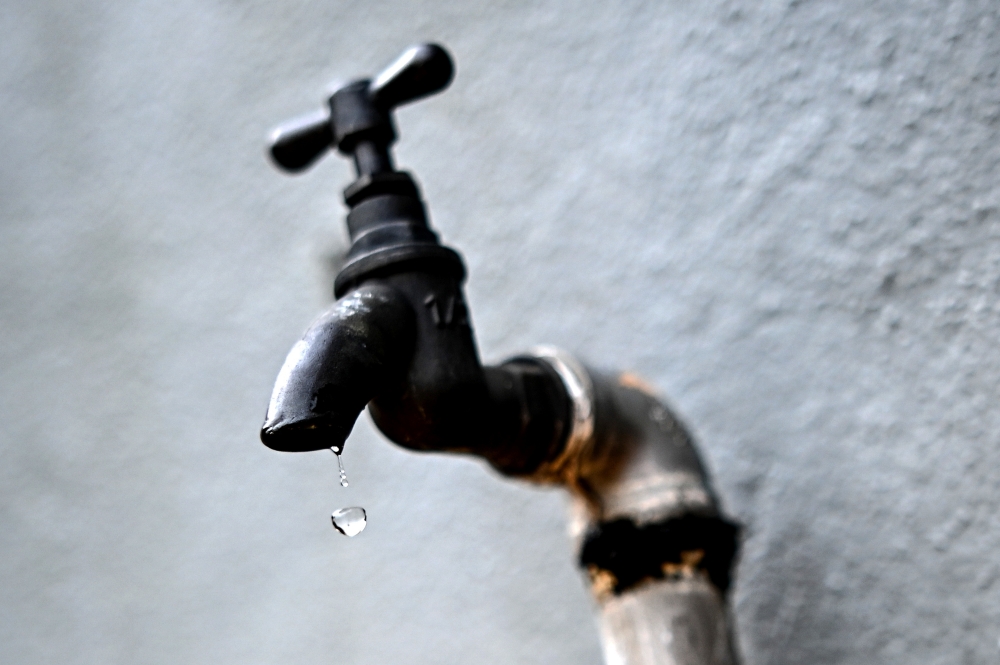 Pengurusan Air Selangor Sdn Bhd (Air Selangor), in a statement today, said that water supply has started being restored in stages to consumers’ premises from 5am. — Bernama pic