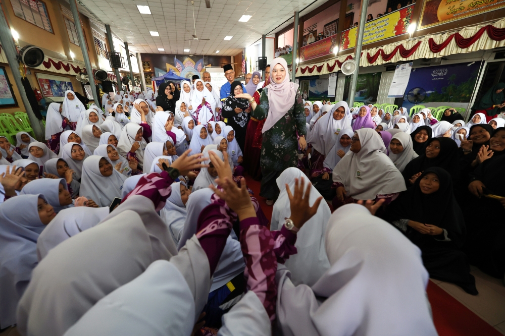 Education Minister Fadhlina Sidek with students during her visit to Sekolah Menengah Kebangsaan Agama (SMKA) (P) Al-Alawiyah at Persiaran Jubli Emas in Kangar, May 24, 2024. — Bernama pic 