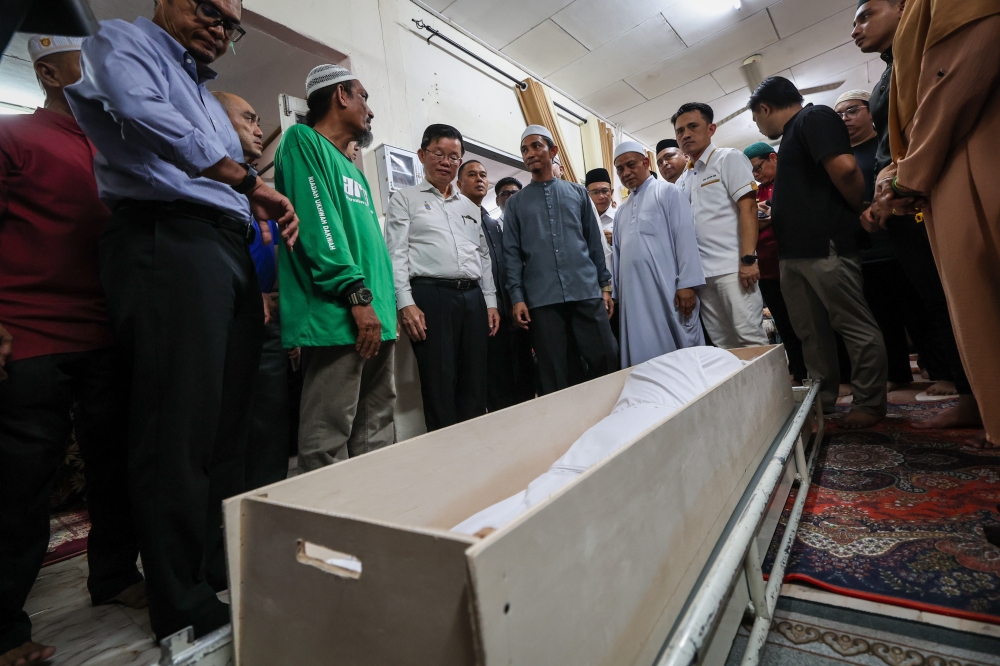 Penang Chief Minister Chow Kon Yeow (3rd left) pays his last respects to the late Sungai Bakap assemblyman Nor Zamri Latiff in Sungai Acheh May 24, 2024. — Bernama pic