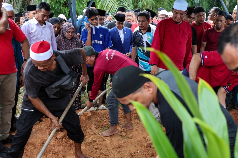 Penang Yang Dipertua Negeri Tun Ahmad Fuzi Abdul Razak (centre) pays his respects to the late Sungai Bakap assemblyman, Nor Zamri Latiff, during the burial at the Masjid Jamek Sungai Acheh Muslim Cemetery, May 24, 2024. — Bernama pic 